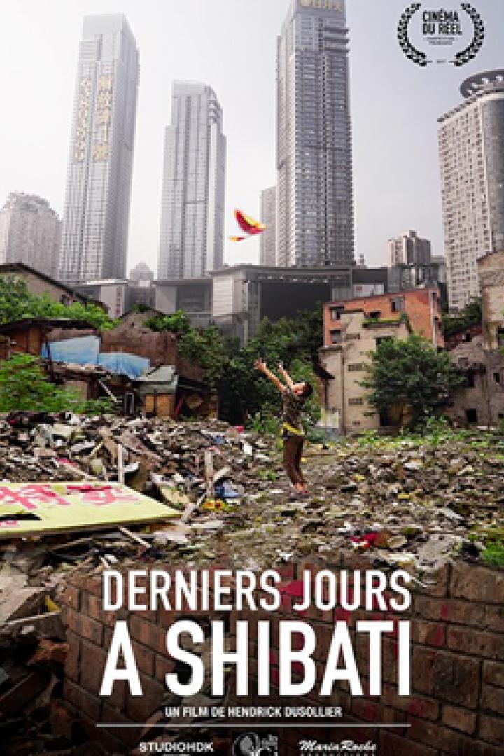 Das Filmplakat für „Derniers Jours a Shibati“ zeigt eine Person, die vor einer Skyline einen Drachen steigen lässt.