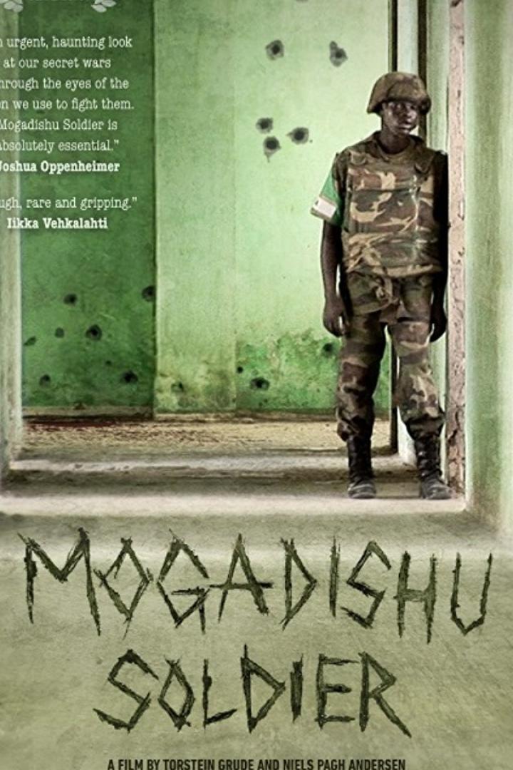 Ein Soldat steht vor einer Wand mit Einschusslöchern, Plakat für den Film „Mogadishu Soldier“.