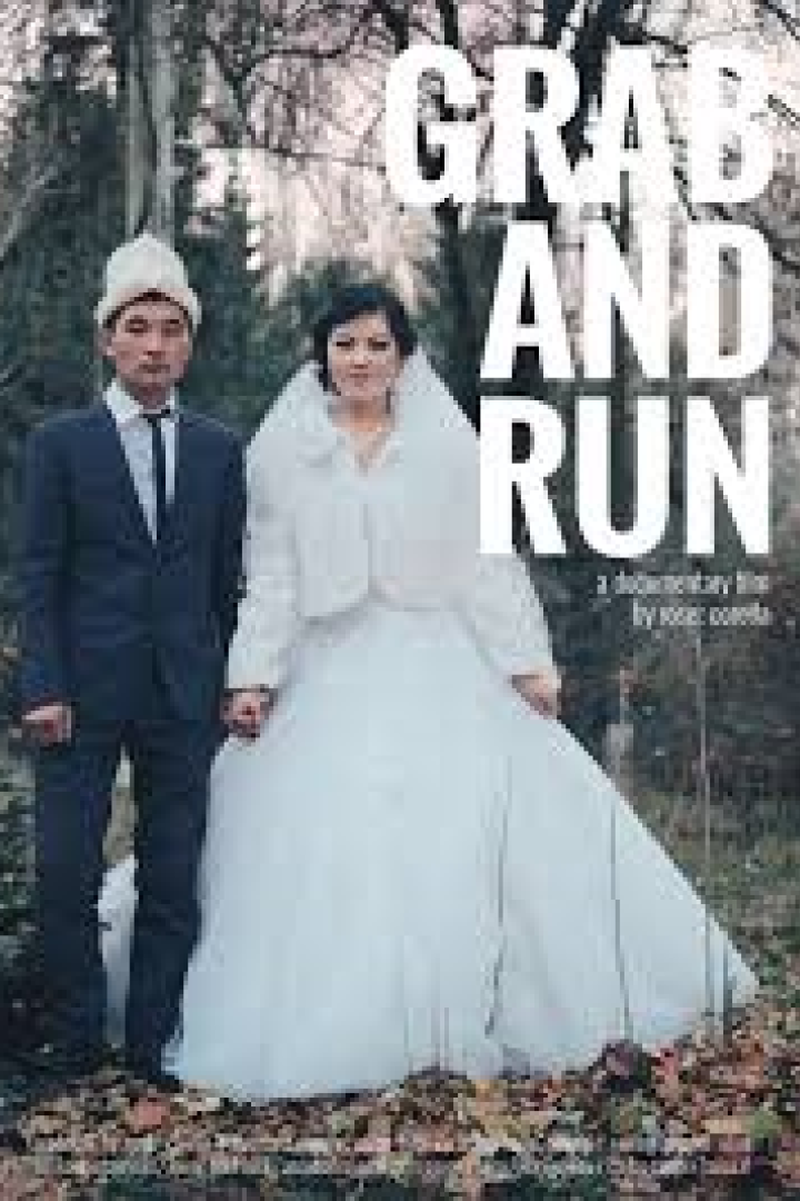 Ein Hochzeitspaar steht vor einem Wald für den Film „Grab and Run“.