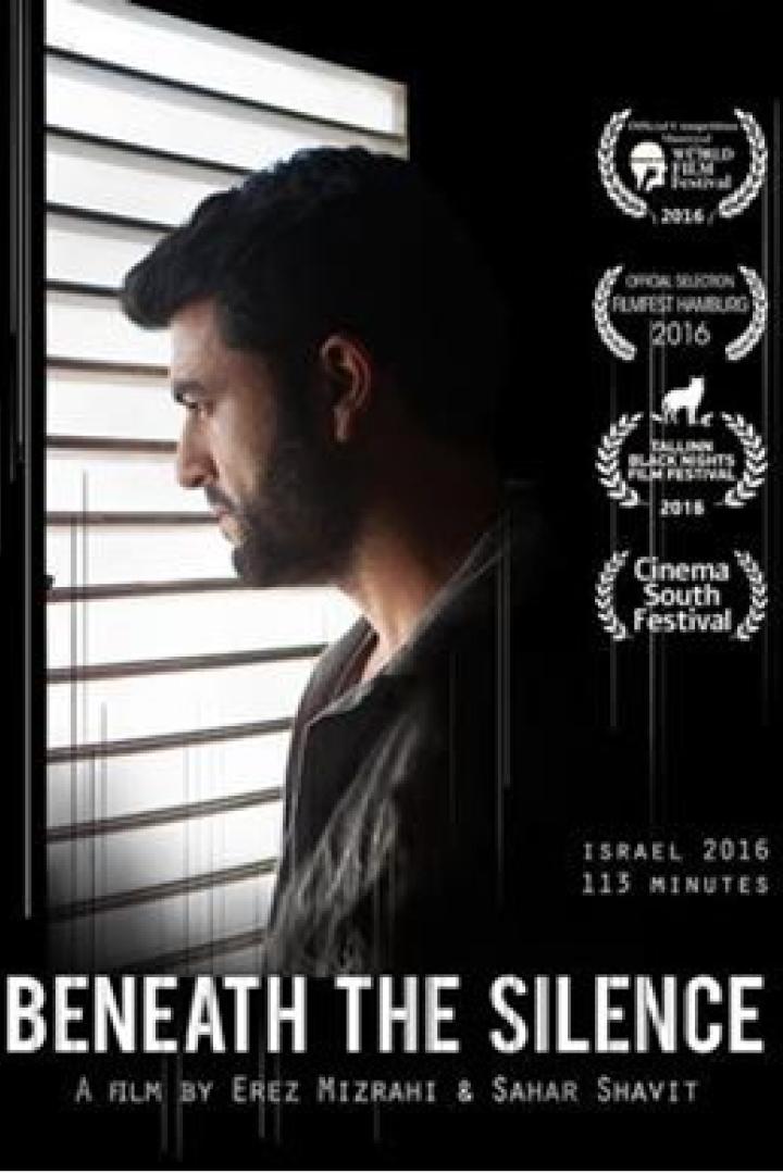 Ein Filmplakat für „Beneath the Silence“ mit einem Mann am Fenster.