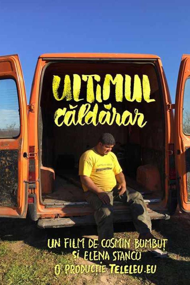 Ein Mann sitzt in der offenen Tür eines orangefarbenen Lieferwagens; Filmposter „Ultimul Căldărar“.