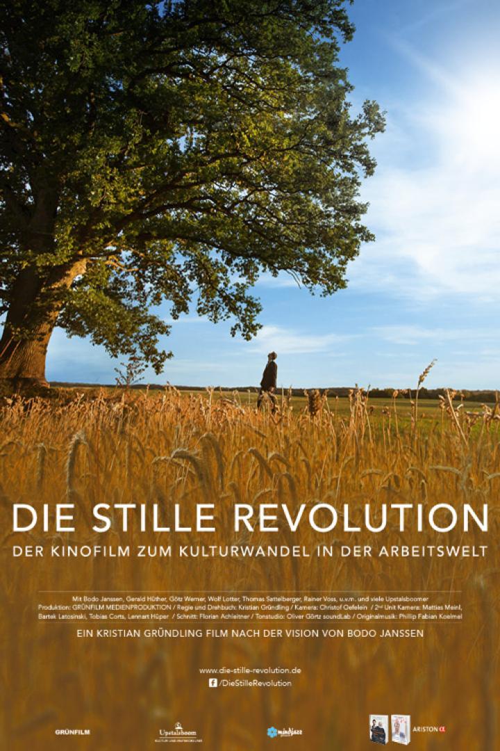 Das Filmplakat für „Die Stille Revolution“ zeigt eine Person, die durch ein Getreidefeld geht.