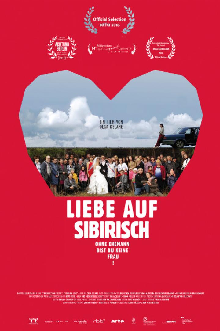 Das Filmplakat für „Liebe auf Sibirisch“ zeigt eine Hochzeitsgesellschaft vor rotem Hintergrund.