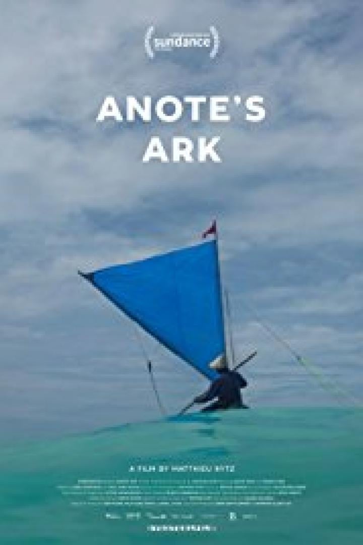 Das Filmplakat für „Anote’s Ark“ zeigt ein Segelboot auf dem Wasser.