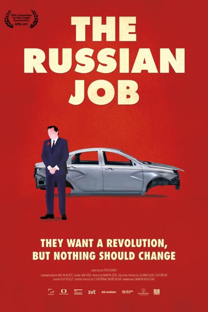 Das Filmplakat für „The Russian Job“ zeigt einen Mann neben einer demontierten Autokarosserie.