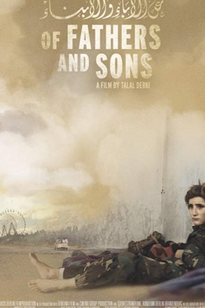 Das Filmplakat für „Of Fathers and Sons“ zeigt einen Mann in Militärkleidung vor einer tristen Landschaft.