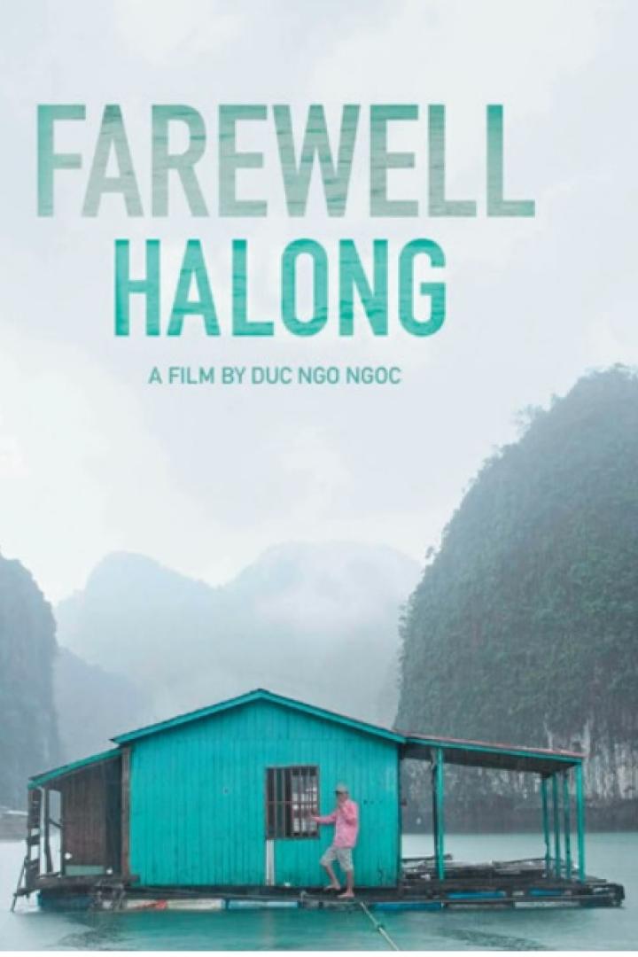 Ein Mann steht vor einem türkisfarbenen Hausboot vor der Kulisse der Halong-Bucht; Filmposter „Farewell Halong“.