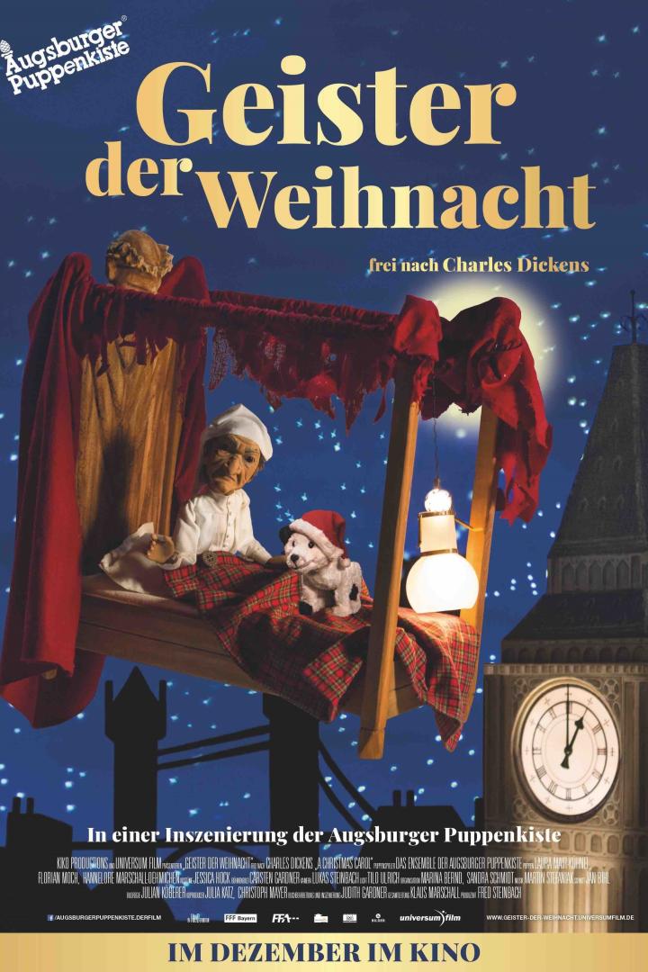 Ein Puppenbühnen-Poster für „Geister der Weihnacht“ der Augsburger Puppenkiste mit Scrooge und einem Hund.