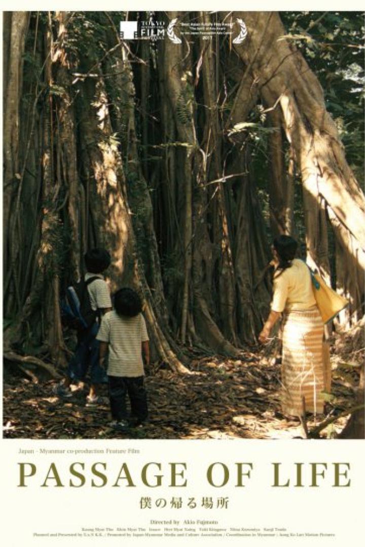 Das Filmplakat für „Passage of Life“ zeigt eine Familie vor einem riesigen Baum.
