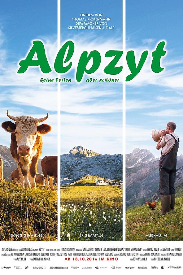 Das Filmplakat für „Alpzyt“ zeigt Kühe auf einer Almwiese und einen Mann mit einem Megaphon vor Bergkulisse.