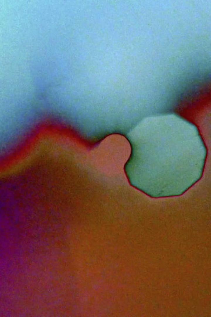 Eine abstrakte Darstellung mit Farbverläufen in Blau, Rot und Braun.