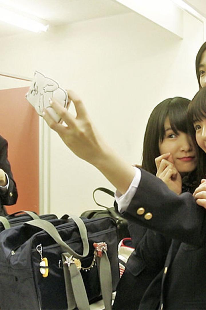 Eine Gruppe japanischer Schülerinnen macht ein Selfie in einem Badezimmer.