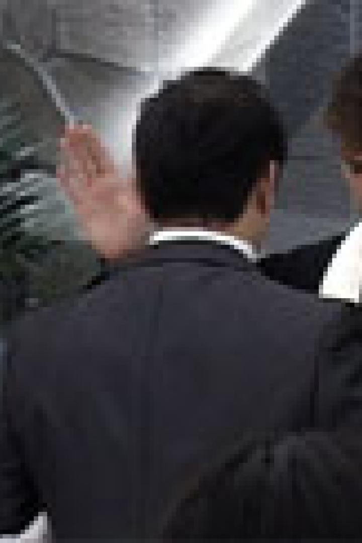 Ein Paar steht bei seiner Hochzeit vor einem Priester.