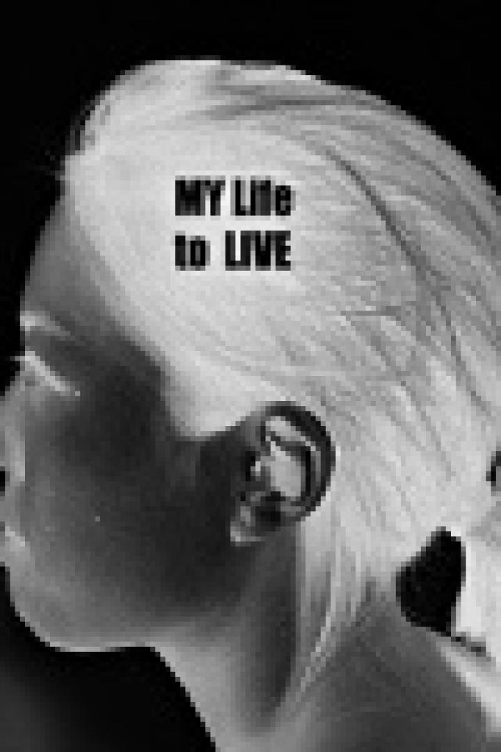 Das Negativporträt einer Frau mit dem Schriftzug „My Life to Live“.