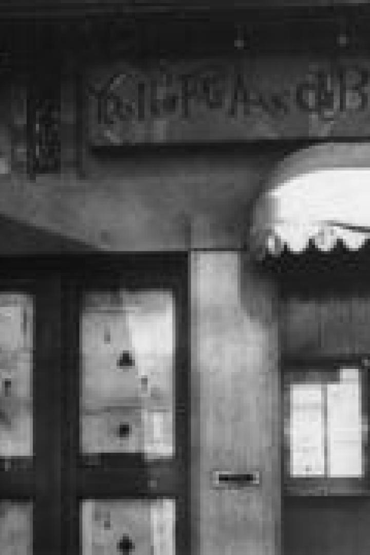Ein Mann mit Hut steht vor dem Eingang des „Roulette Club“.