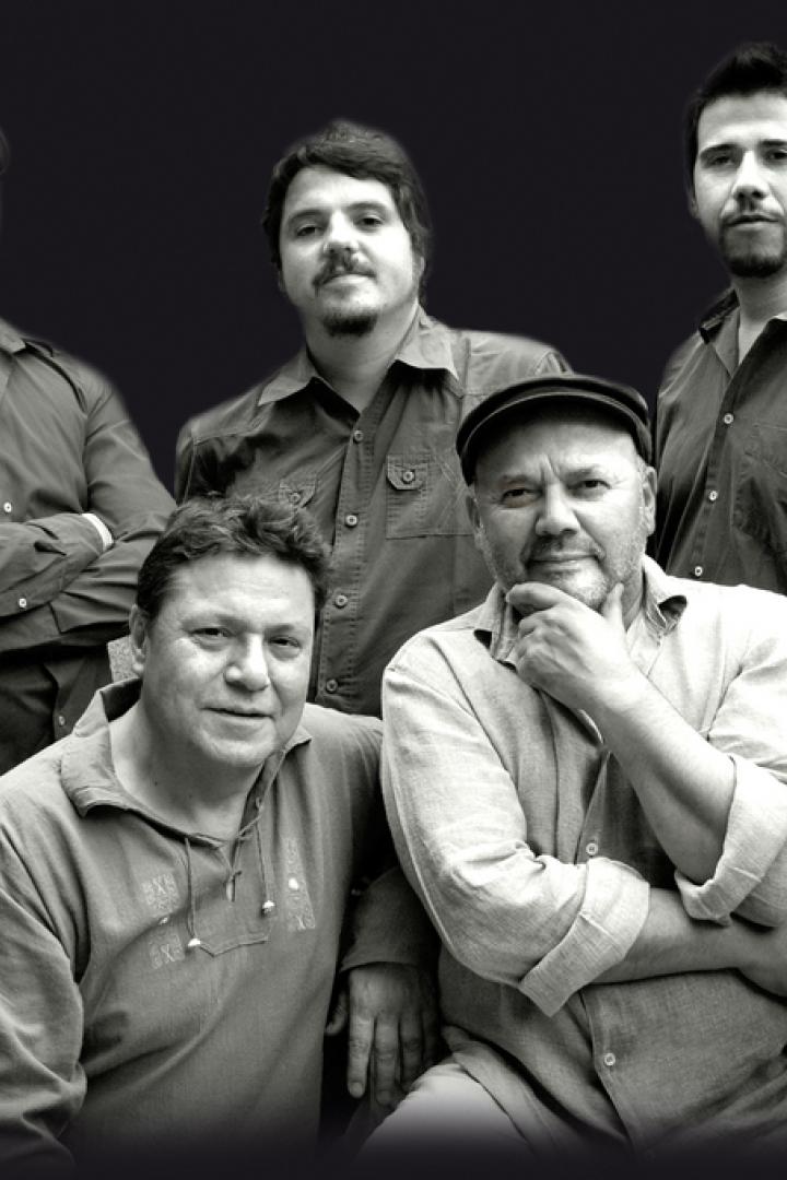 Ein Schwarzweißfoto einer Gruppe von sieben Männern unterschiedlichen Alters.