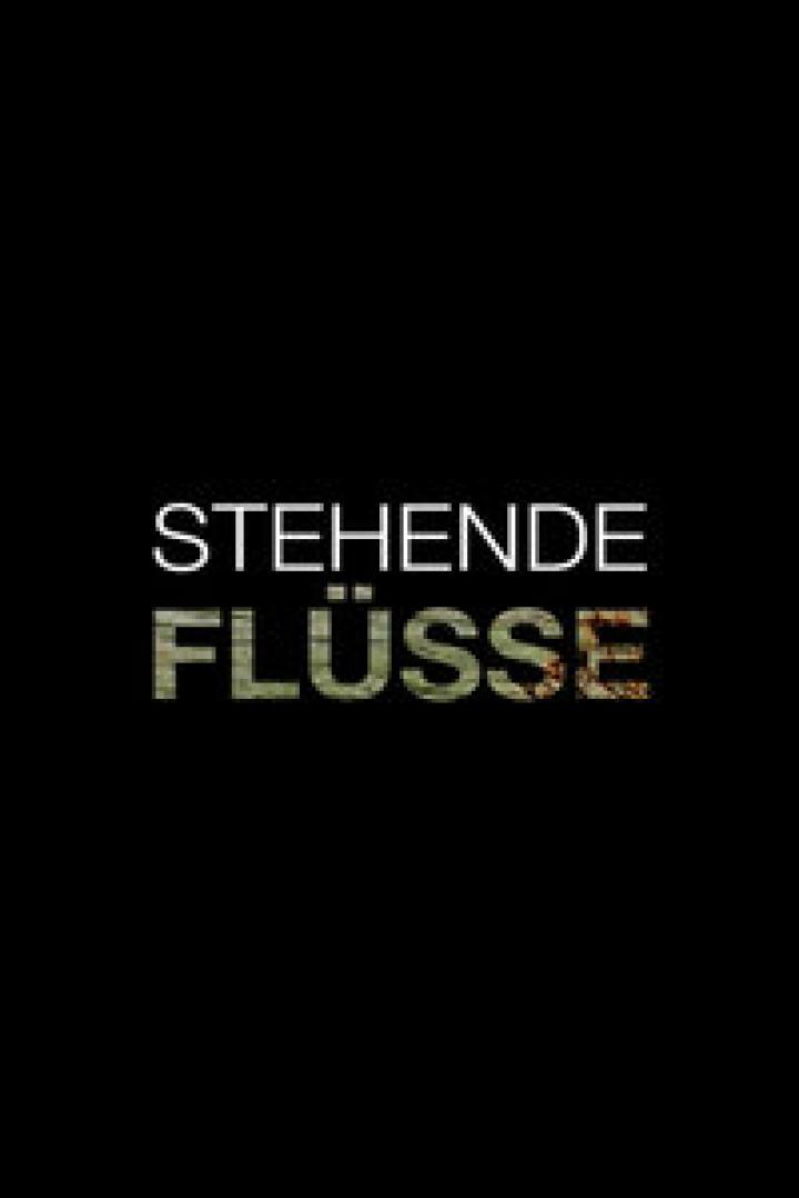 Der Titel „Stehende Flüsse“ auf schwarzem Hintergrund.