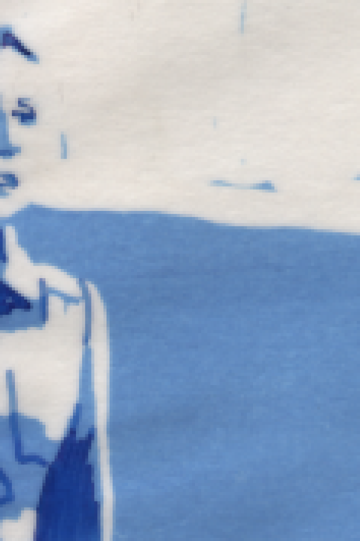 Eine blau getönte Illustration einer Frau in einem Blazer vor einer Wand.