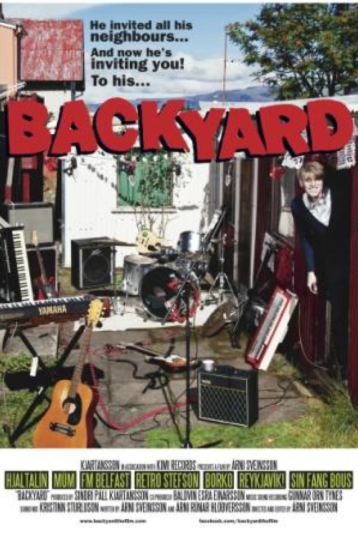 Das Filmplakat für „Backyard“ zeigt eine Band, die in einem Hinterhof Musik macht.