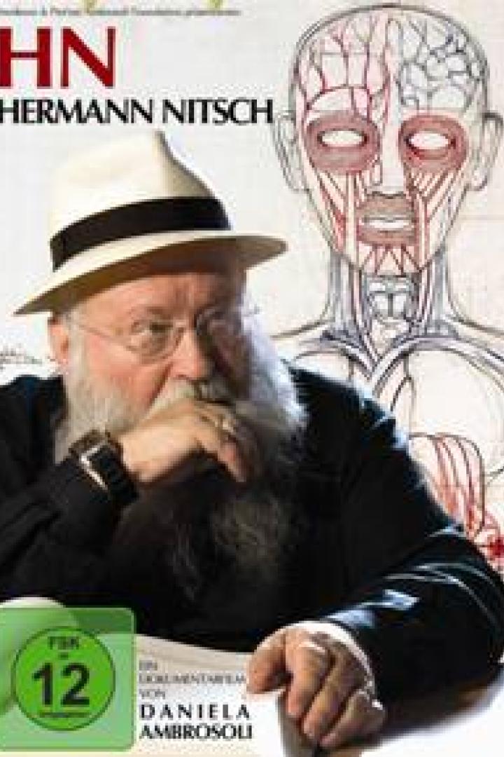 Das Filmplakat für den Dokumentarfilm „Hermann Nitsch“ zeigt den Künstler vor einer anatomischen Zeichnung.
