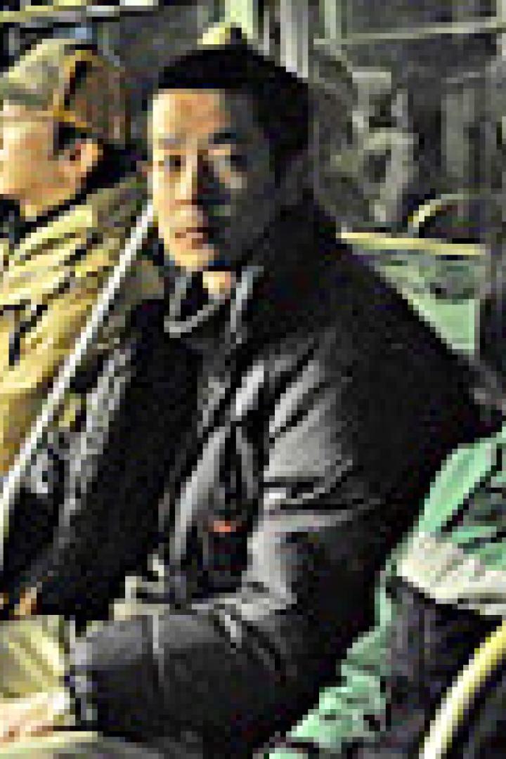 Mehrere Menschen sitzen in einem Bus und schauen aus dem Fenster.