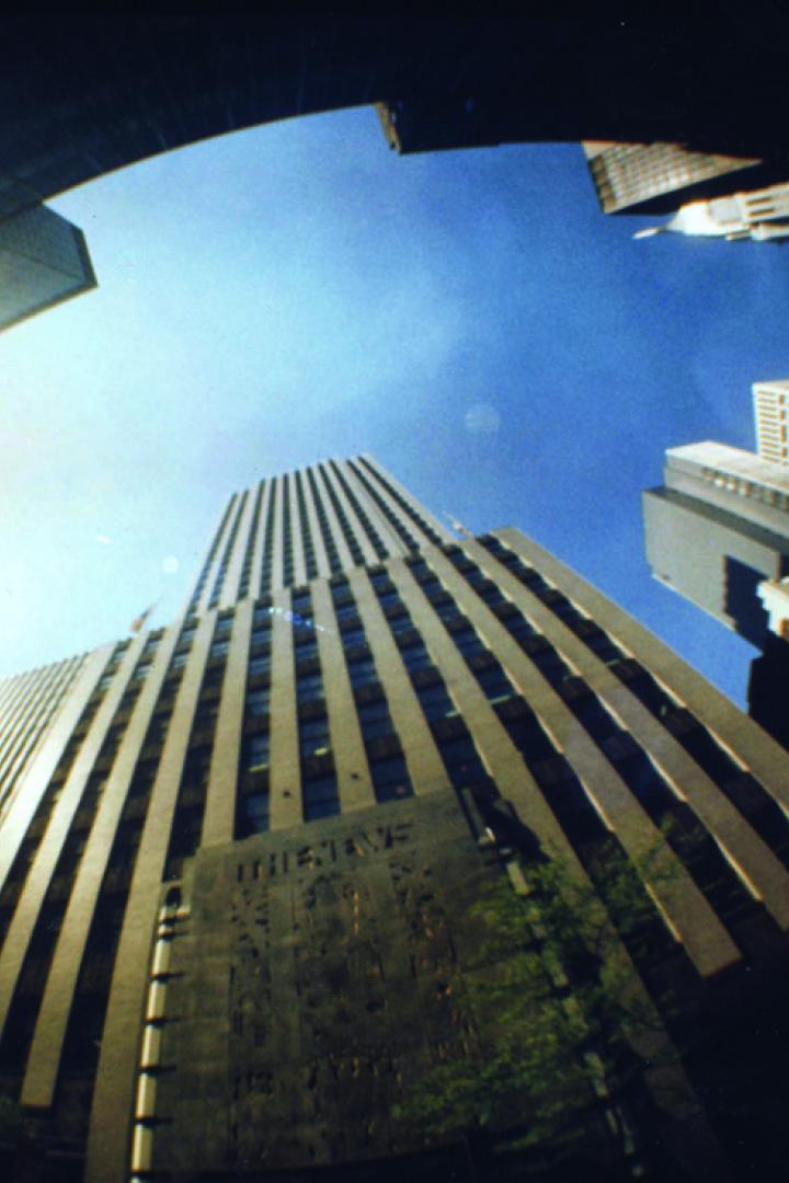 Ein Blick nach oben auf das Rockefeller Center in New York City.