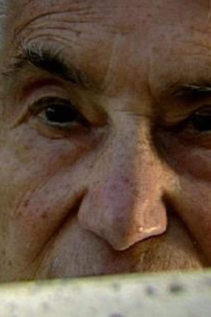 Ein älterer Mann blickt aus dem Wasser.