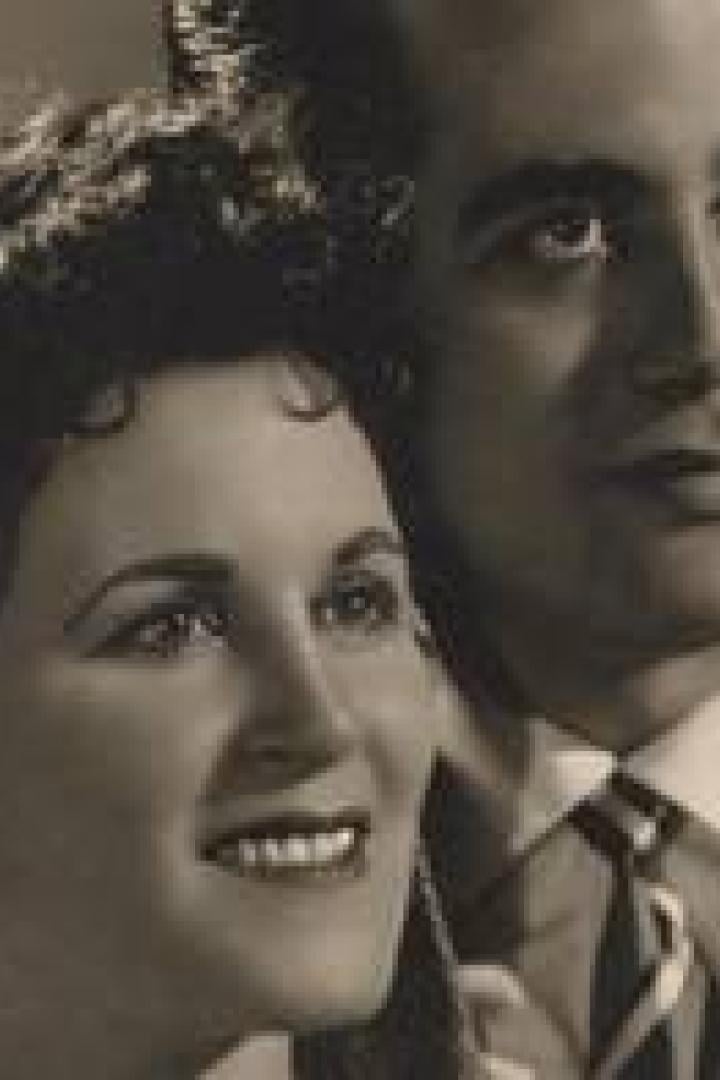 Ein Schwarz-Weiß-Porträt eines Paares, die Frau lächelt.