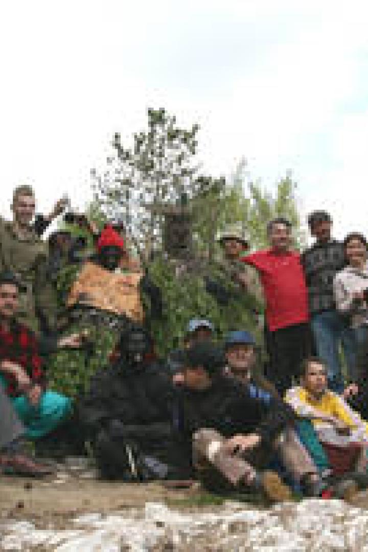 Eine Gruppe von Menschen posiert für ein Foto in einer felsigen Umgebung.