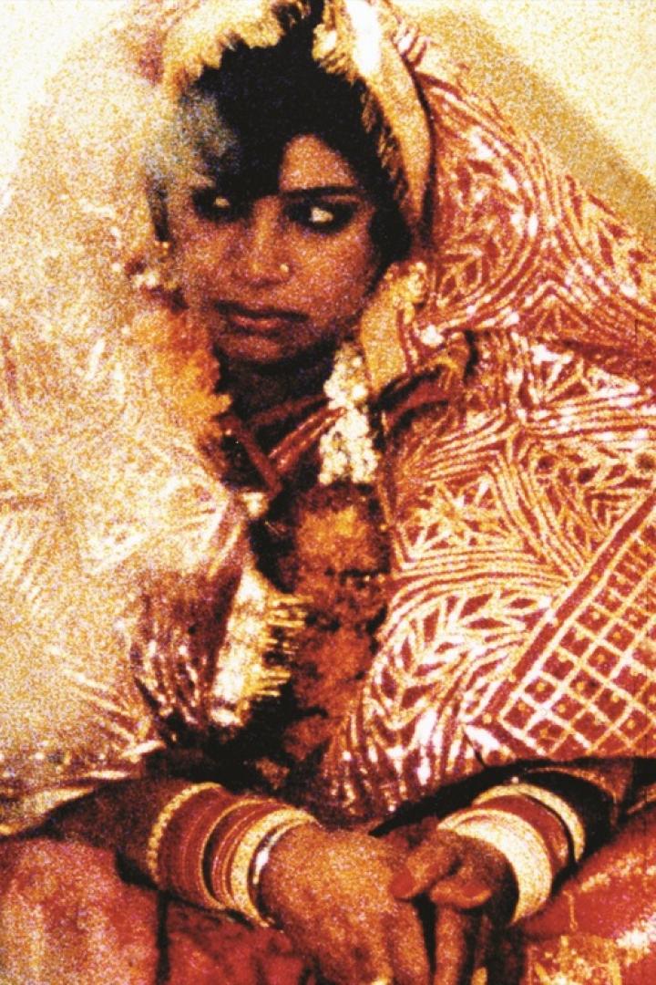 Eine indische Braut mit traditionellem Hochzeitsschmuck und rotem Sari.