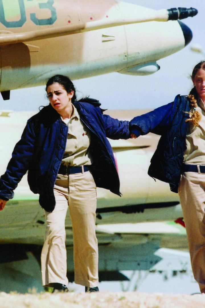 Zwei Soldatinnen stehen vor einem Kampfjet der israelischen Luftwaffe.