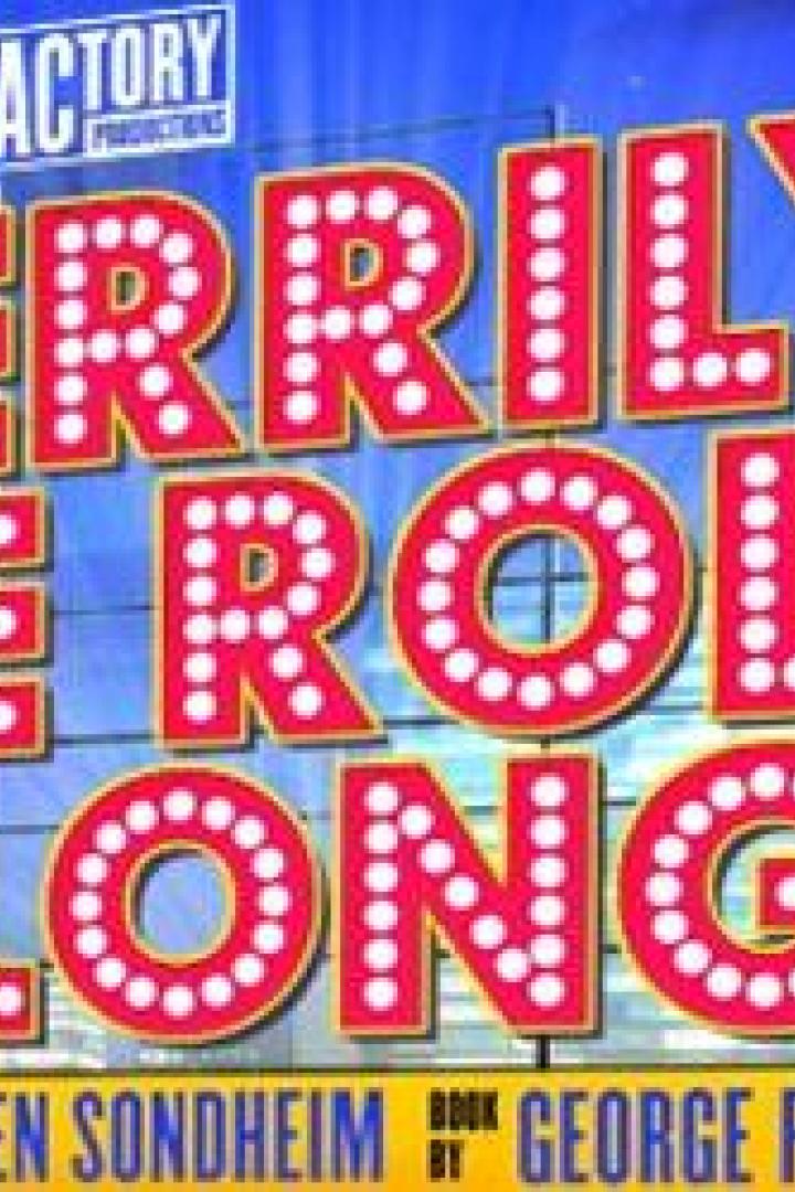 Das Plakat für das Musical „Merrily We Roll Along“ vor der Skyline von New York.