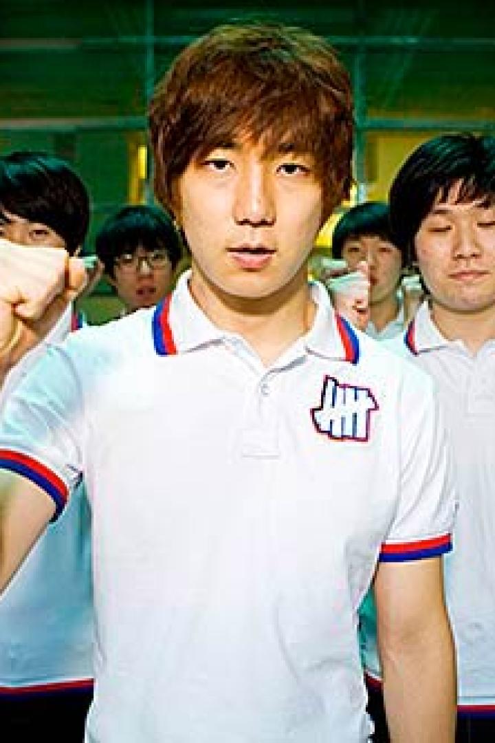 Eine Gruppe junger Männer in passenden Poloshirts ballt die Fäuste.