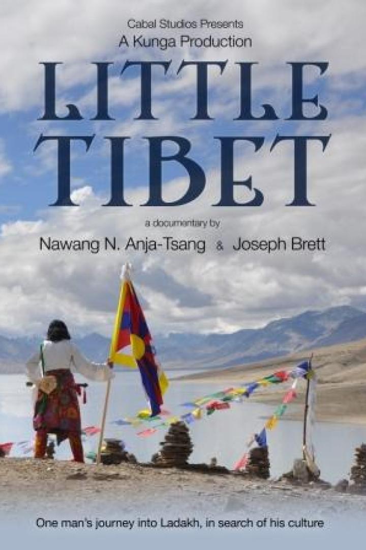 Das Filmplakat für den Dokumentarfilm „Little Tibet“ zeigt eine Person mit Gebetsfahnen in Ladakh.