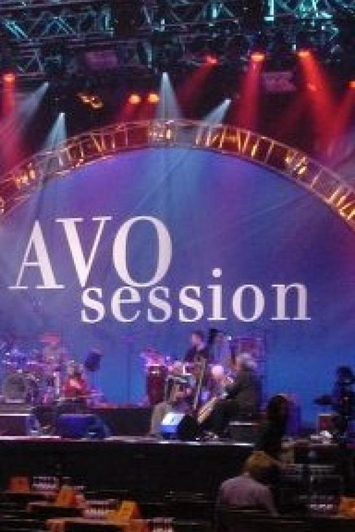 Eine Bühne mit der Aufschrift „AVO Session“ und einer Band im Hintergrund.