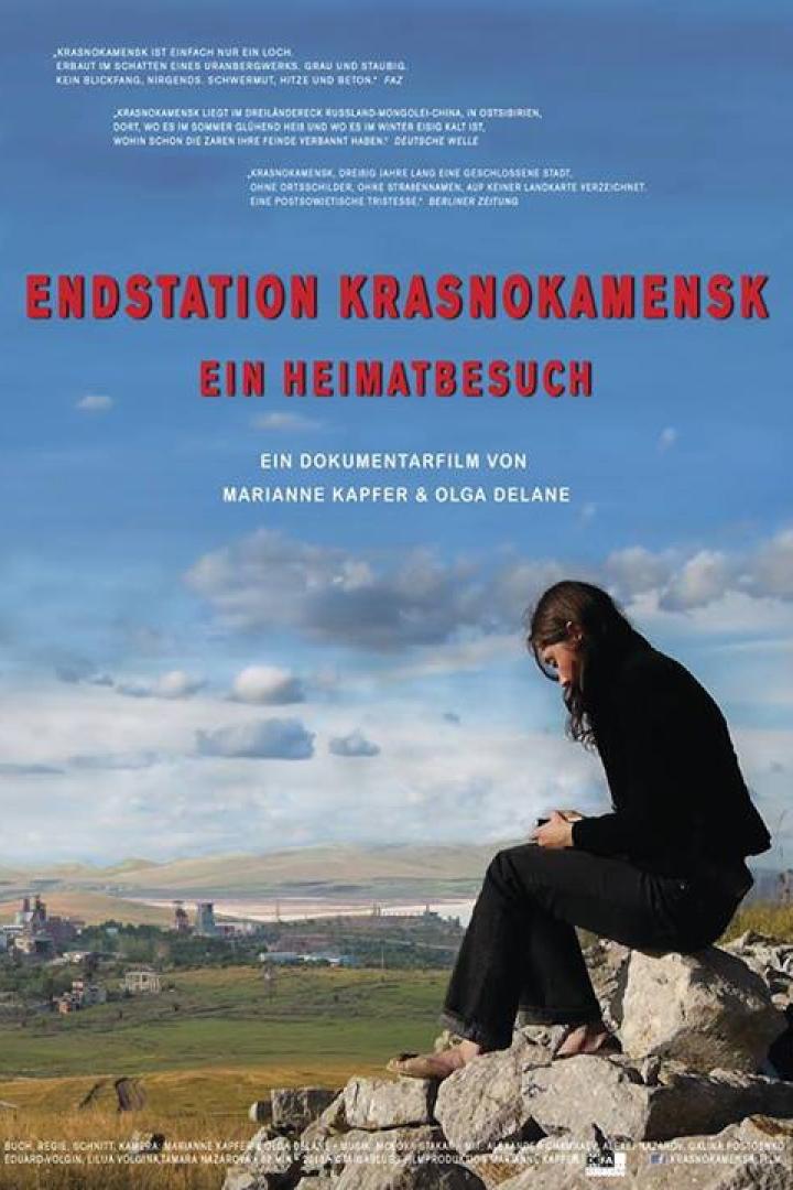 Das Filmplakat für „Endstation Krasnokamensk“ zeigt eine Frau vor der Stadtkulisse.