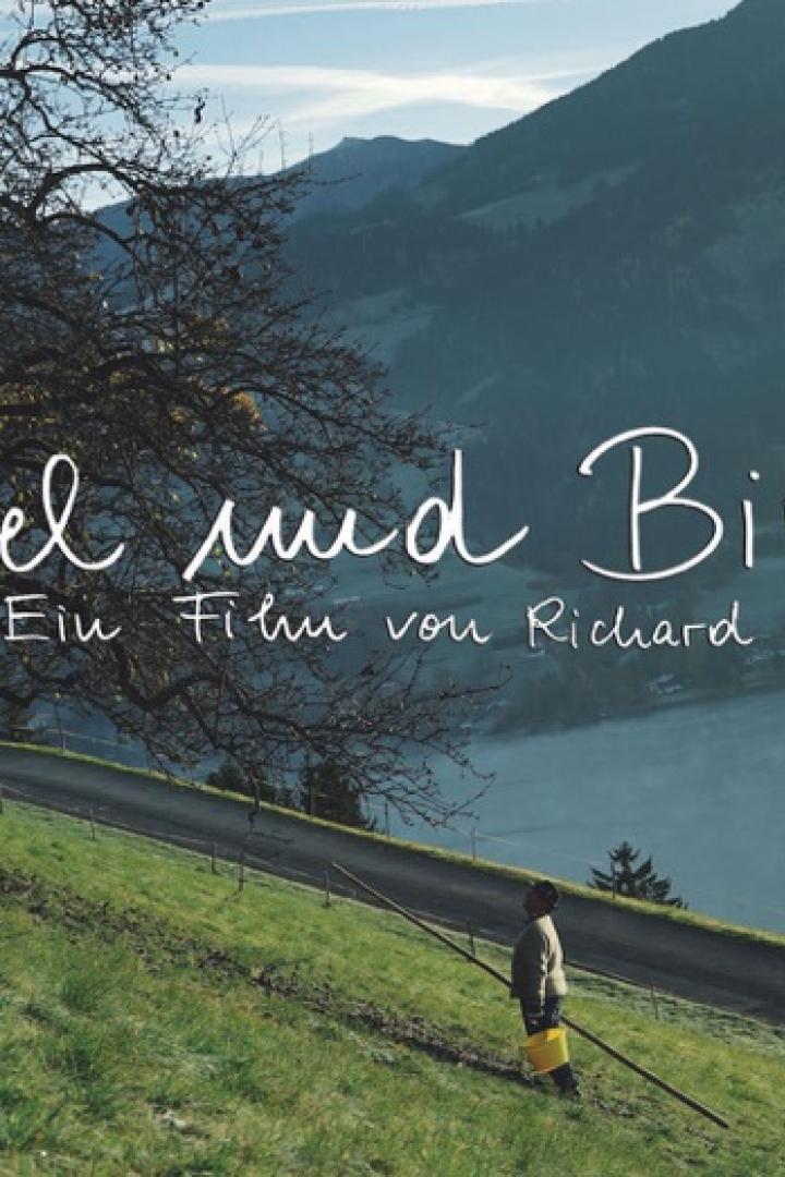 Ein Mann geht auf einer Wiese entlang; im Hintergrund der Filmtitel „Äpfel und Birnen“.