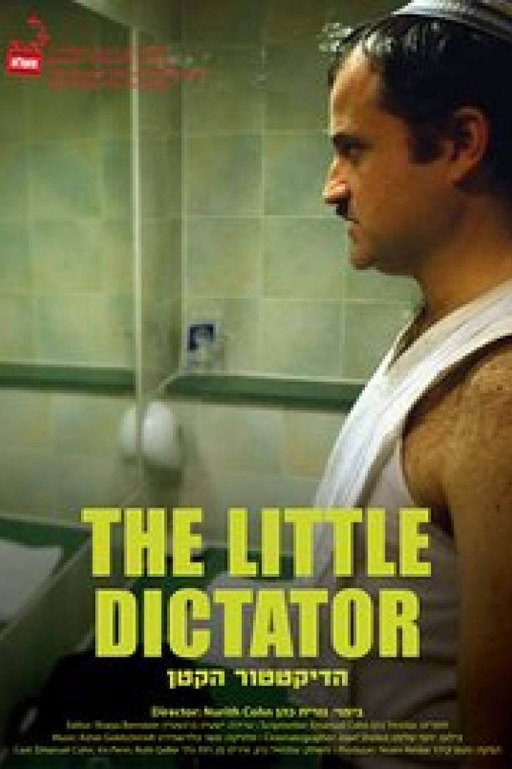 Das Filmplakat für „The Little Dictator“ zeigt einen Mann im Badezimmer.