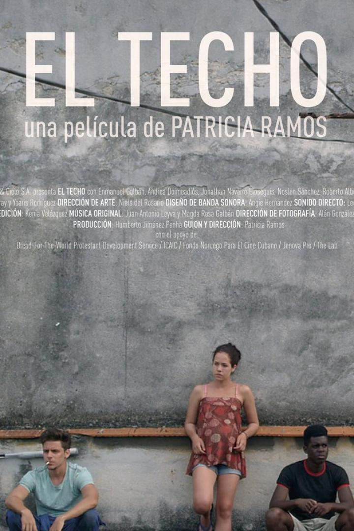 Das Filmplakat für „El Techo“ zeigt drei junge Erwachsene vor einer grauen Wand sitzend.