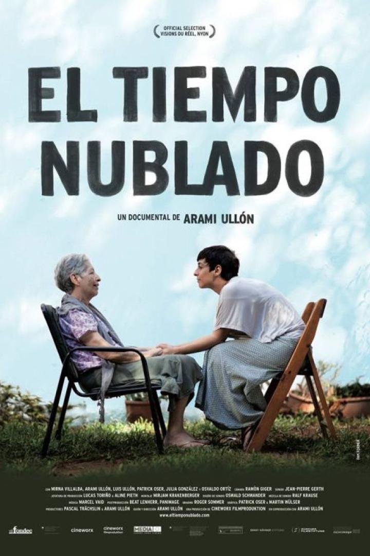 Das Filmplakat für den Dokumentarfilm „El Tiempo Nublado“ zeigt zwei Personen, die sich an den Händen halten.