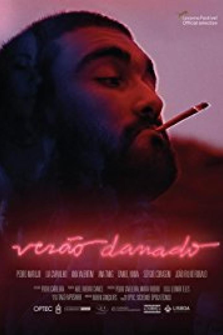 Ein Mann mit Bart raucht eine Zigarette vor dem Filmplakat „Verão Danado“.