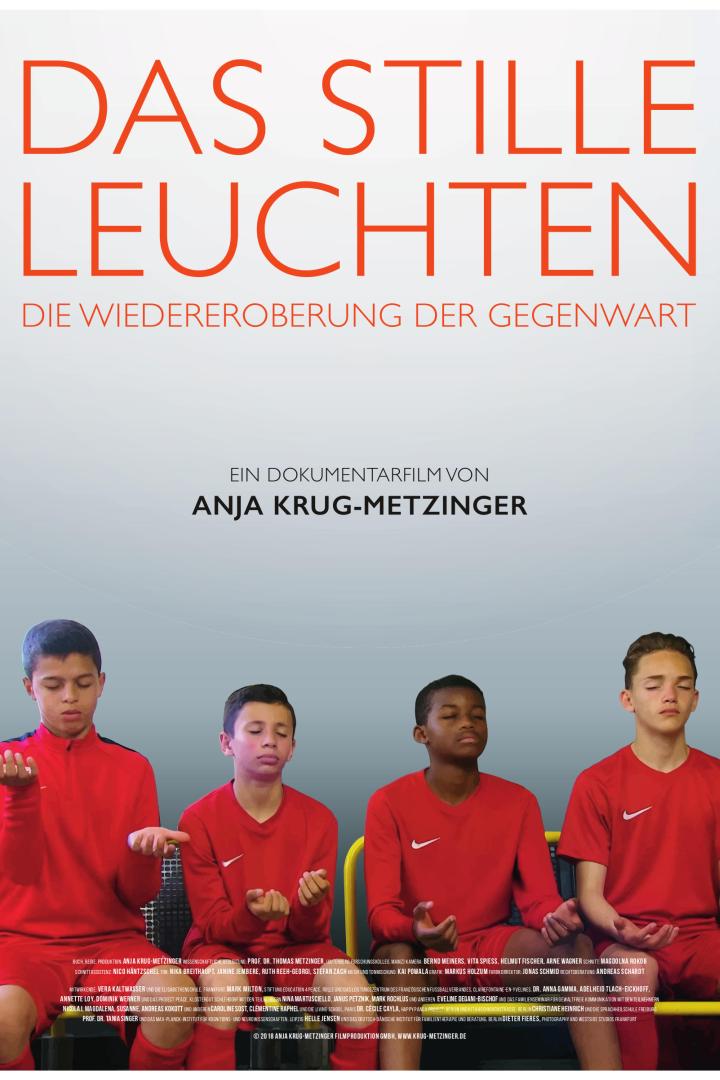 Das Filmplakat für „Das Stille Leuchten“ zeigt vier Jugendliche in roten Trikots mit geschlossenen Augen.