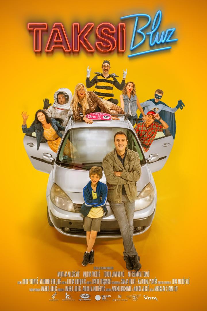 Das Filmplakat für „Taksi Bluz“ zeigt eine Gruppe von Schauspielern auf und um ein Taxi herum.