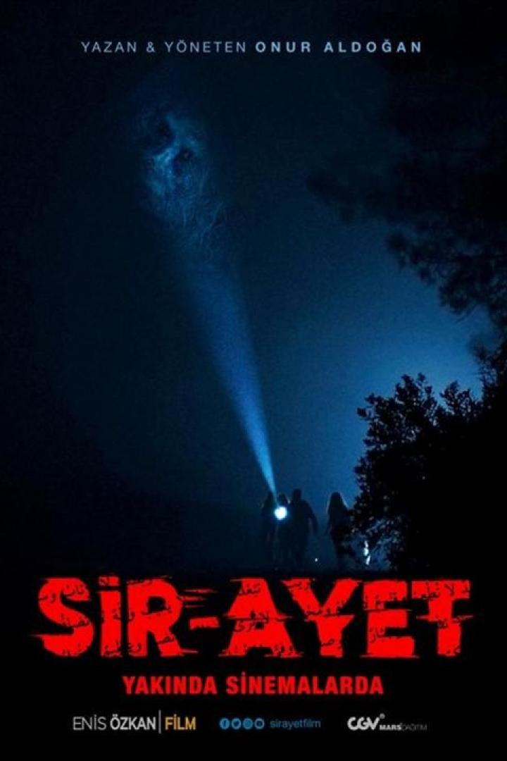Das Filmplakat für „Sir-Ayet“ zeigt eine Gruppe von Personen im Wald, die in den Nachthimmel leuchten.