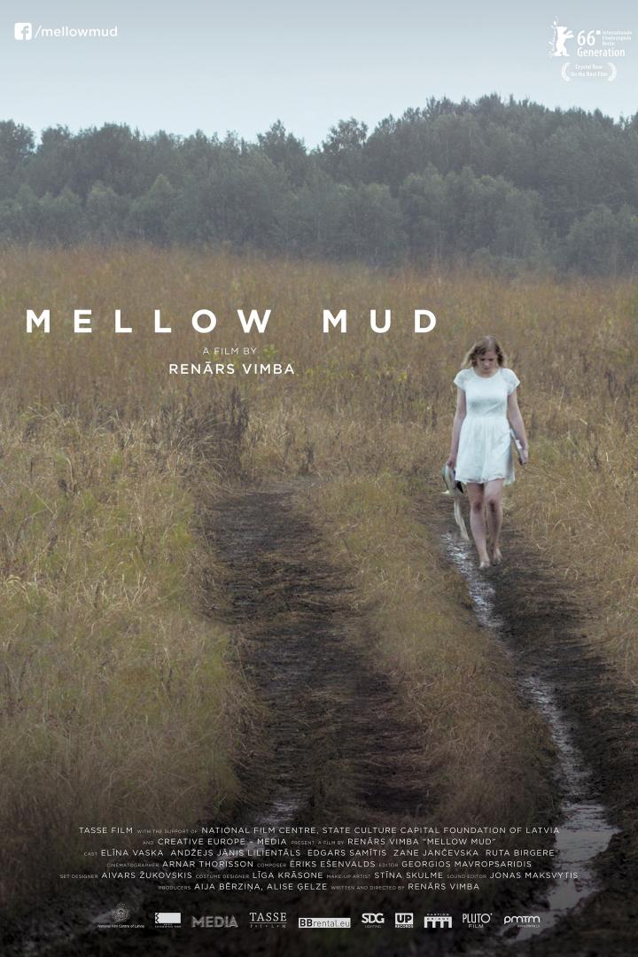 Eine junge Frau in einem weißen Kleid geht auf einem schlammigen Feldweg; Filmplakat „Mellow Mud“.