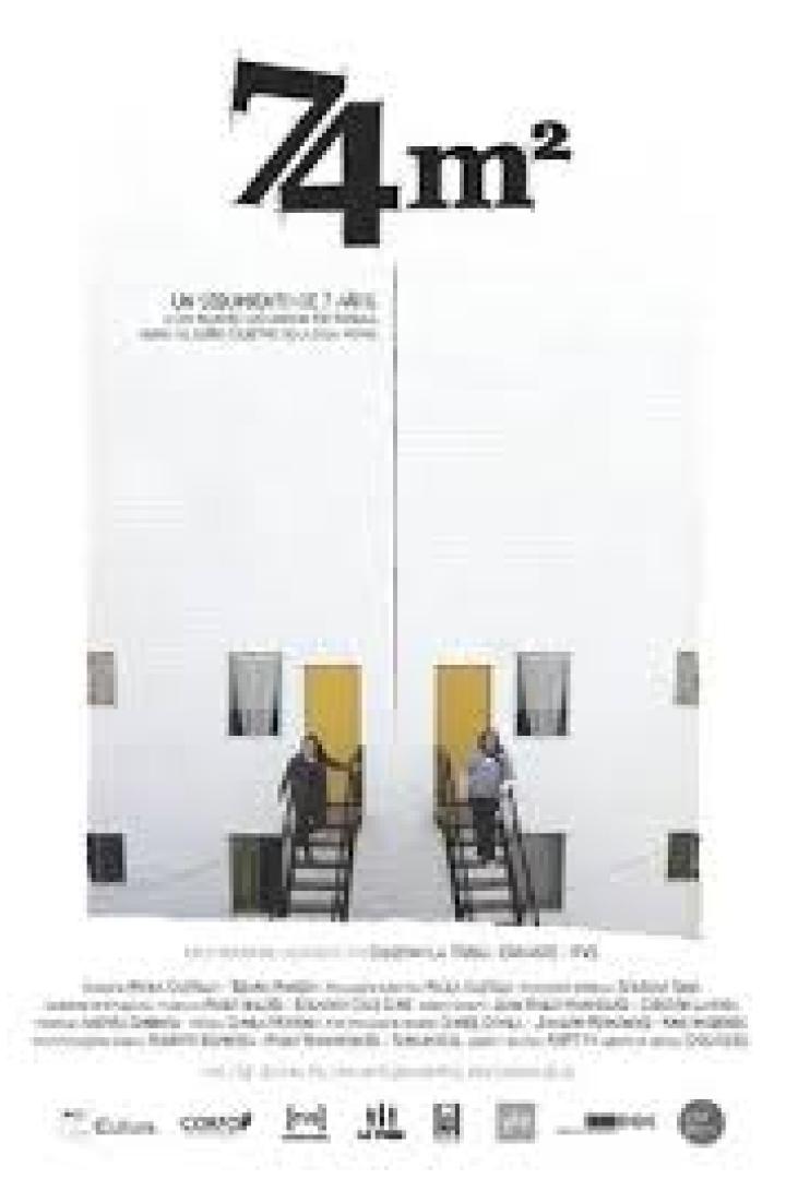 Das Filmplakat für „74 m²“ zeigt zwei Personen vor identischen Hauseingängen.