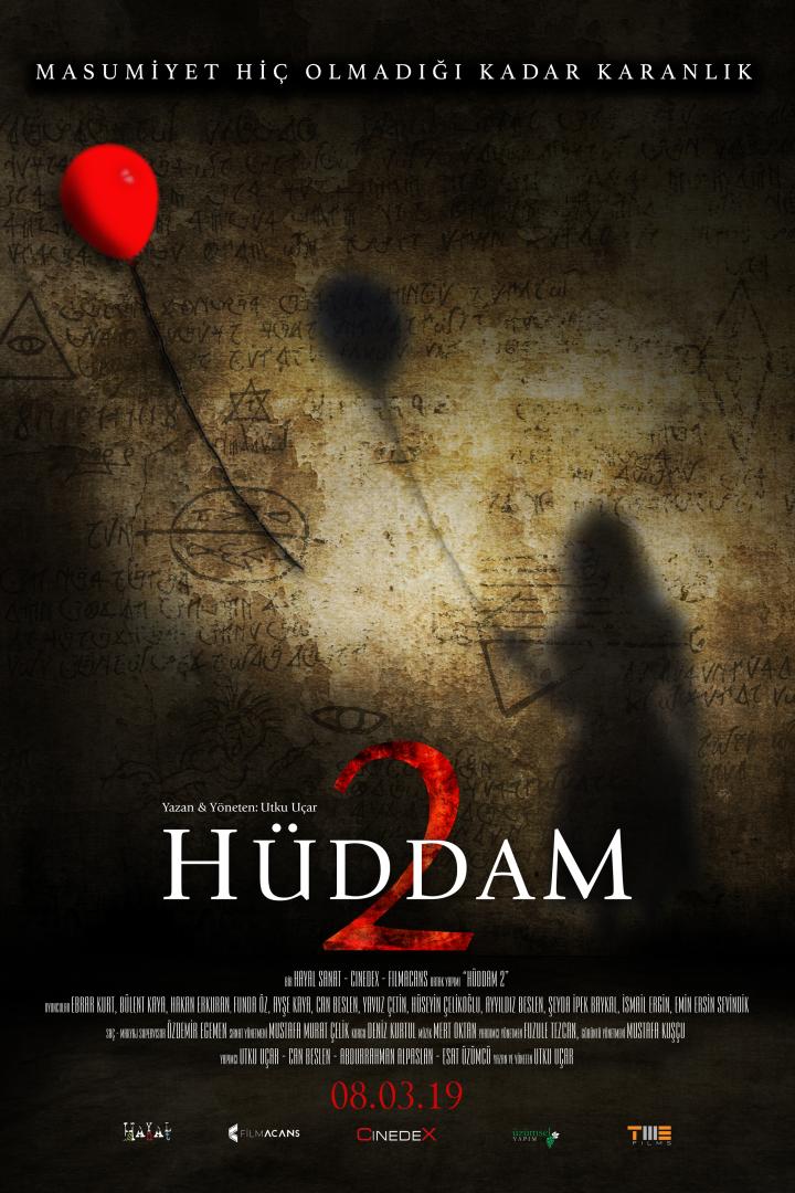 Das Filmplakat für „Hüddam 2“ zeigt einen roten Ballon vor einer Wand mit okkulten Zeichen.