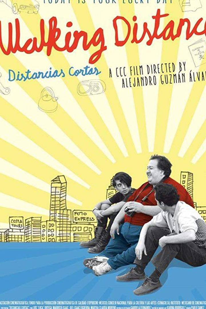 Das Filmplakat für „Walking Distance“ zeigt drei Männer, die vor einer gelben Stadtkulisse sitzen.