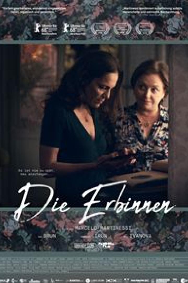 Das Filmplakat für „Die Erbinnen“ zeigt zwei Frauen in einem Innenraum.