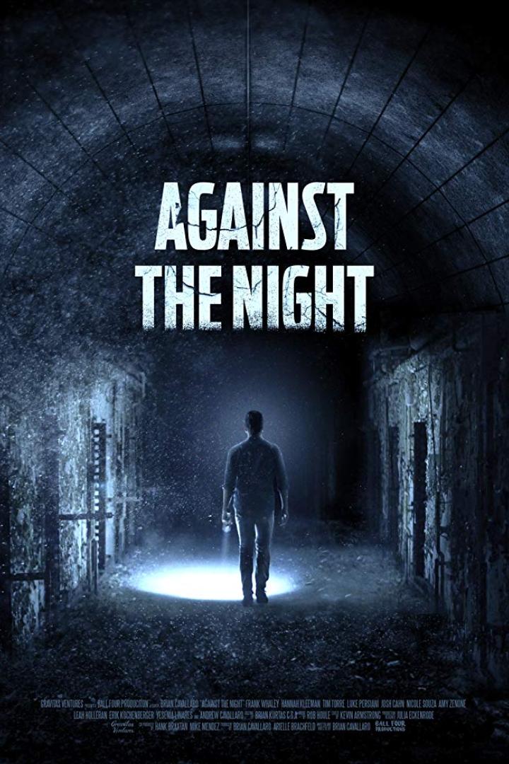 Ein Mann geht in dem Filmplakat für „Against the Night“ einen dunklen Tunnel entlang.